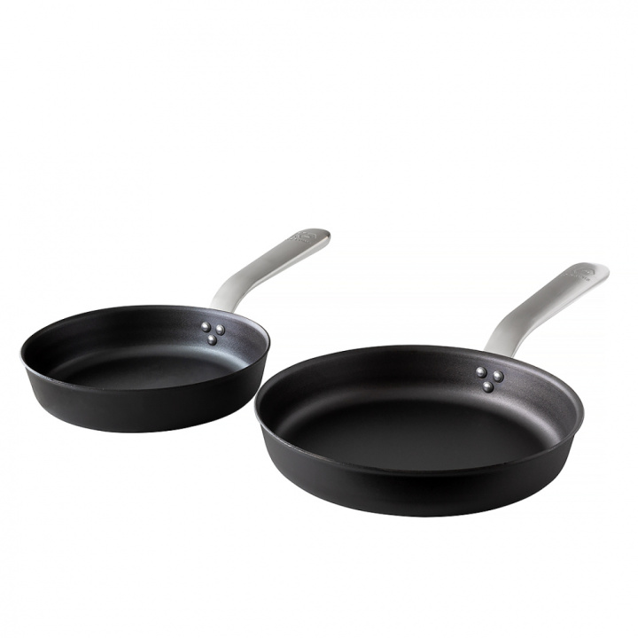Set mit Bratpfannen mit ergonomischem Griff, 24 cm und 28 cm in der Gruppe bei Kockums Jernverk AB (SET0038)